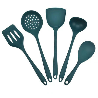Grado alimenticio de venta al por mayor Básico Verde resistente al calor Envases de mesa no adhesivo Cisterna de cocina Revuelva freír Espátula cuchara con fugas 5 piezas